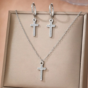 Elegantes Set aus Kreuzhalskette und Ohrringen mit Kristallen in einer luxuriösen Box