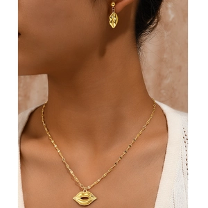 Parure collier et boucles d'oreilles lèvres en acier plaqué or 18k sur modèle