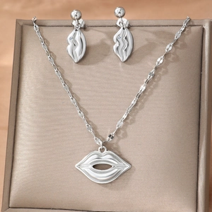 Ensemble bijoux lèvres en argent avec collier et boucles d'oreilles en zircon