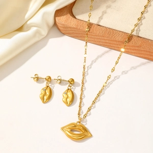 Parure élégante collier et boucles d'oreilles lèvres en acier inoxydable plaqué or 18 carats