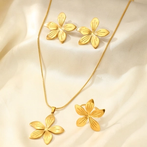 Elegante set di gioielli placcati in oro con collana e anello a motivi floreali