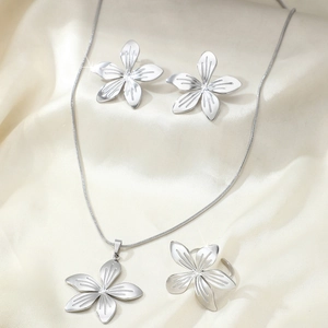 Set gioielli a fiori argentati con collana orecchini e anello regolabile su seta