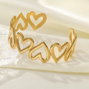 Bracelet jonc élégant en acier inoxydable plaqué or 18 carats avec cœurs évidés