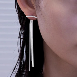 Elegante silberne Quastenohrringe mit Schlangenkette für einen stilvollen Look am Model