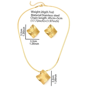 Goldenes Schmuckset aus Edelstahl mit quadratischem Anhänger und Ohrringen in Faltenoptik