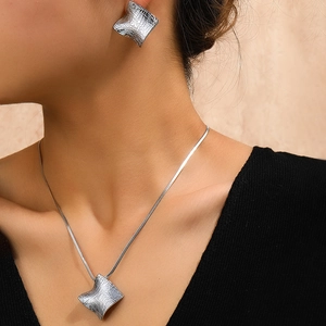Quadratische Schlangenkette Und Ohrstecker Aus Edelstahl Geometrisches Faltendesign Damen Schmuck Moderner Minimalistischer Stil