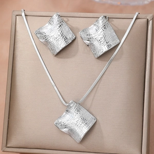 Modernes Schmuckset aus Edelstahl mit quadratischer Knitteroptik, Halskette und Ohrsteckern