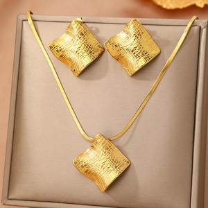 Schmuckset aus vergoldetem Edelstahl mit quadratischer Textur auf Schmuckständer