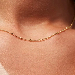 Collier chaîne satellite minimaliste doré avec perles fines pour un look raffiné chic