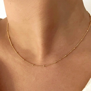 Élégant collier satellite à billes plaqué or pour femme porté par un mannequin