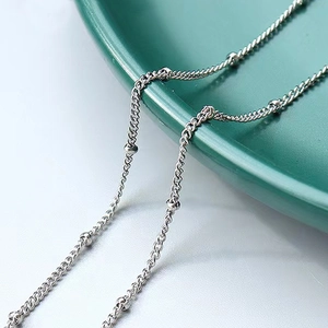 Collier hip hop à billes argentées en acier inoxydable sur support céramique élégant