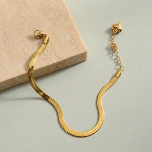 Bracciale a catena serpente placcato oro minimalista con ciondolo a cuore e chiusura a moschettone