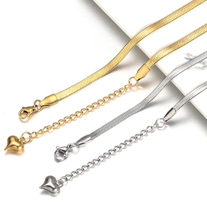 Set di bracciali a catena serpente piatta in oro e argento con ciondoli a cuore e chiusura