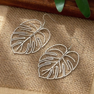 Böhmische silberne Ohrhänger mit hohlem Monstera-Blatt und tropischem Laub-Design