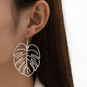 Silberne hohle Monstera-Blatt-Ohrhänger im minimalistischen geometrischen Stil