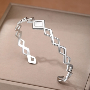 Bracelet jonc large en acier inoxydable argenté avec motif géométrique ajouré élégant