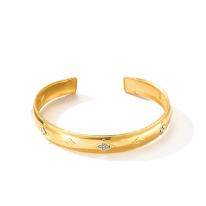 18k gold plated stainless steel C-shaped open bracelet with engraved diamond clover patterns