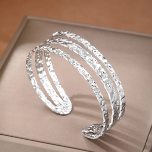Bracelet jonc triple couche en acier titane argenté avec texture martelée élégante