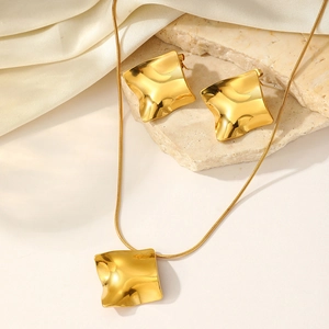 Irregular gold geometric jewelry set with crinkle texture necklace and earrings