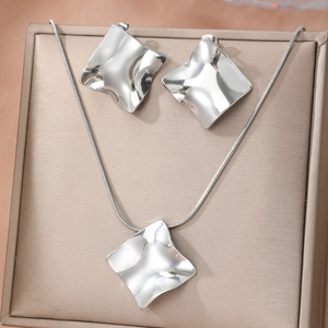 Modern geometric wrinkled jewelry set with silver necklace and square earrings in a gift box