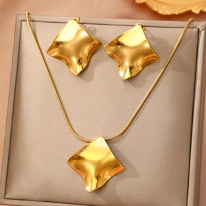 Golden irregular geometric jewelry set with wrinkled square wave pendant and earrings