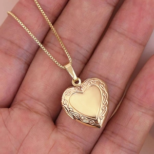 Collier médaillon cœur plaqué or 18K avec bords gaufrés vintage et chaîne à mailles carrées