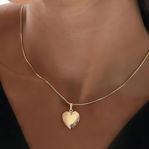 Collier Médaillon Coeur Vintage Gravé Pendentif Cadre Photo Acier Inoxydable Plaqué Or 18K Bijoux Cadeau Commémoratif Femme