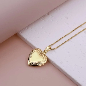 Collier médaillon cœur vintage plaqué or 18 carats avec gravures florales sur chaîne