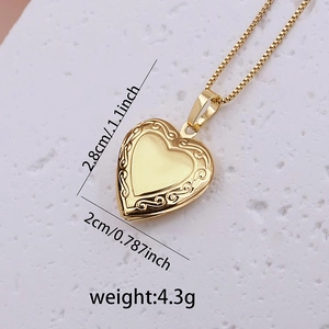 Collier médaillon cœur en acier titane plaqué or 18 carats avec motif en relief