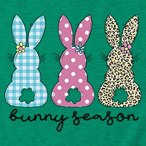Détail du motif lapin avec carreaux, pois et léopard sur un t-shirt vert chiné