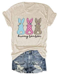 Détail du t-shirt Bunny Season avec silhouettes de lapins à carreaux et motif léopard