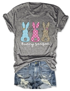 Vue à plat du t-shirt gris Bunny Season avec trois silhouettes de lapins et short en jean