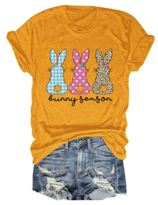 Détail du t-shirt jaune en coton avec motifs de lapins et lettrage bunny season