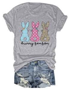 Mise à plat du T-shirt gris bunny season avec short en jean et motifs de lapins