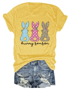 Détail du graphique Bunny Season sur t-shirt en coton jaune et short en jean