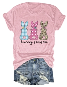 Détail du t-shirt rose à col rond avec motifs de lapins colorés et texte bunny season