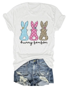 Détail de l'imprimé Bunny Season sur t-shirt blanc assorti à un short en jean usé
