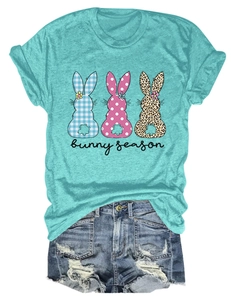Détail d'un t-shirt à manches courtes bleu sarcelle avec motif lapin et short en jean