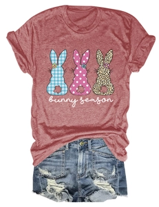 Détail d'un t-shirt rouge foncé avec graphismes de lapin et short en jean bleu