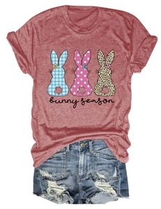 Ensemble t-shirt Bunny Season avec motifs lapins et short en jean effiloché à plat