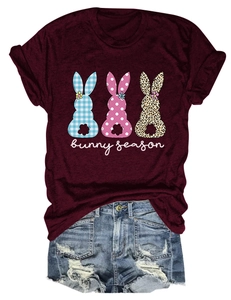 Détail à plat du t-shirt Bunny Season avec motifs à carreaux et short en jean déchiré