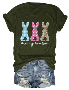 Mise à plat de t-shirt olive Bunny Season avec un short en jean délavé