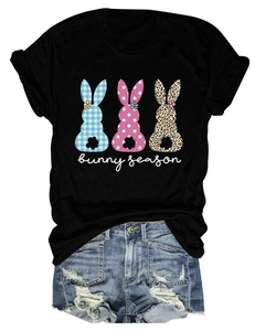 Détail de l'imprimé Bunny Season sur T-shirt noir avec motifs léopard et à carreaux