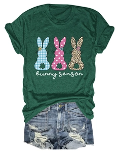 Détail du t-shirt Bunny Season vert foncé avec motifs de lapin et short en jean vieilli