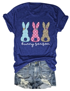 Détail du t-shirt bleu marine Bunny Season avec motifs lapins et short en jean