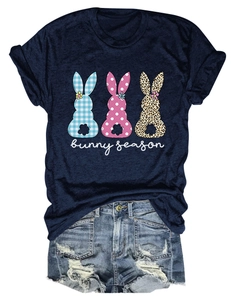 Détail du t-shirt bleu marine Bunny Season avec motifs de lapins léopard et à carreaux