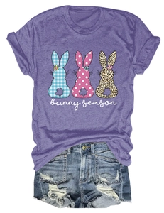 T-shirt violet Bunny Season avec short en jean délavé sur fond blanc immaculé