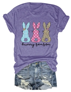 Détail de l'imprimé Bunny Season sur t-shirt violet avec short en jean usé