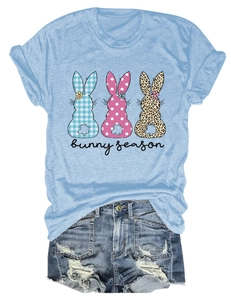Détail du t-shirt Bunny Season avec trois lapins à motifs et short en jean