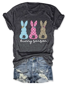 Détail du t-shirt Bunny Season avec silhouettes de lapin à carreaux et léopard